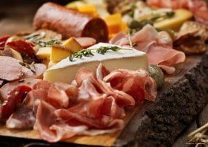 stand de restauration planche de charcuteries et fromages